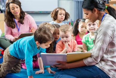 Vorlesen Kinder und Erwachsene